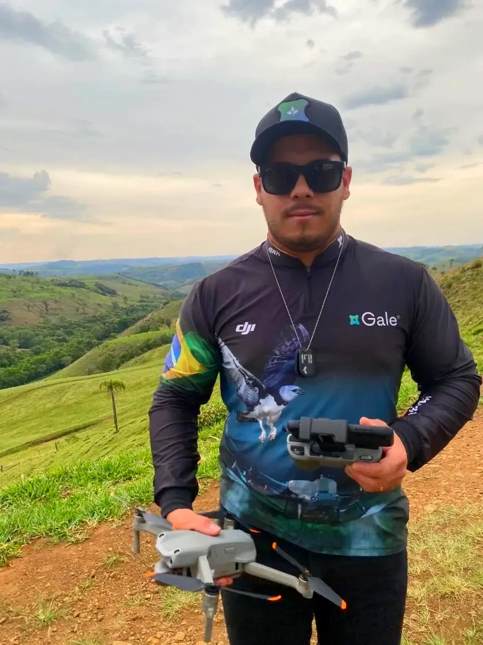 Drone em voo durante atividade em campo
