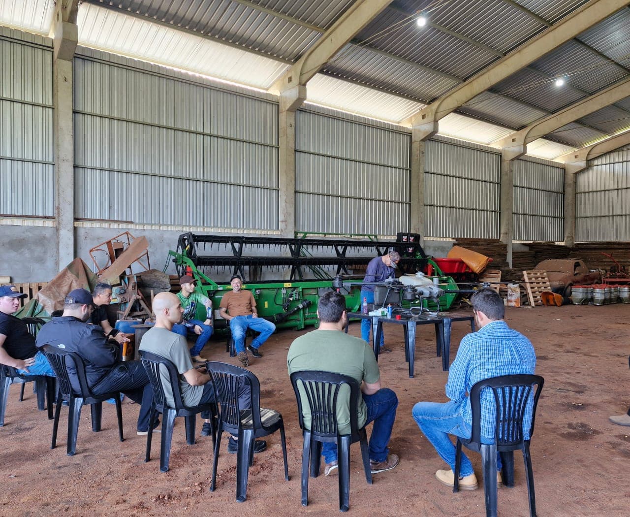 Turma em aula prática com drone agrícola
