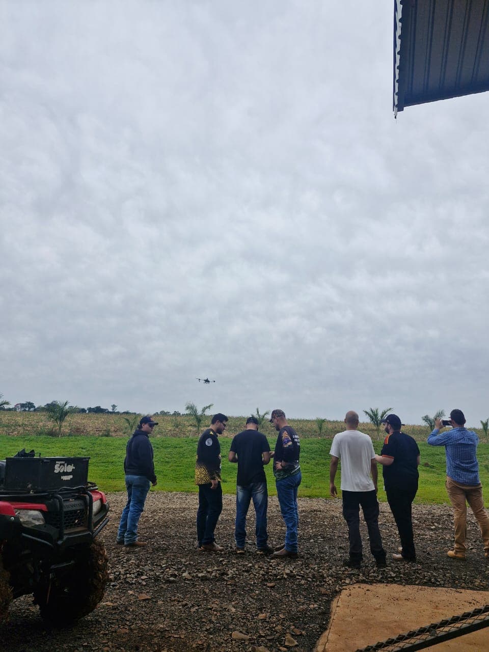 Turma acompanhando uma atividade com drone agrícola